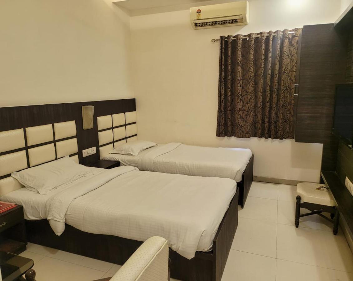 Golden Plaza Hotell Ahmedabad Eksteriør bilde