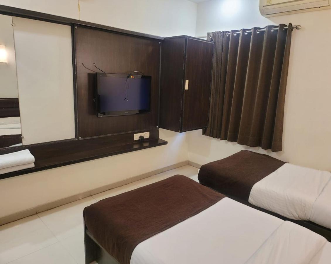 Golden Plaza Hotell Ahmedabad Eksteriør bilde