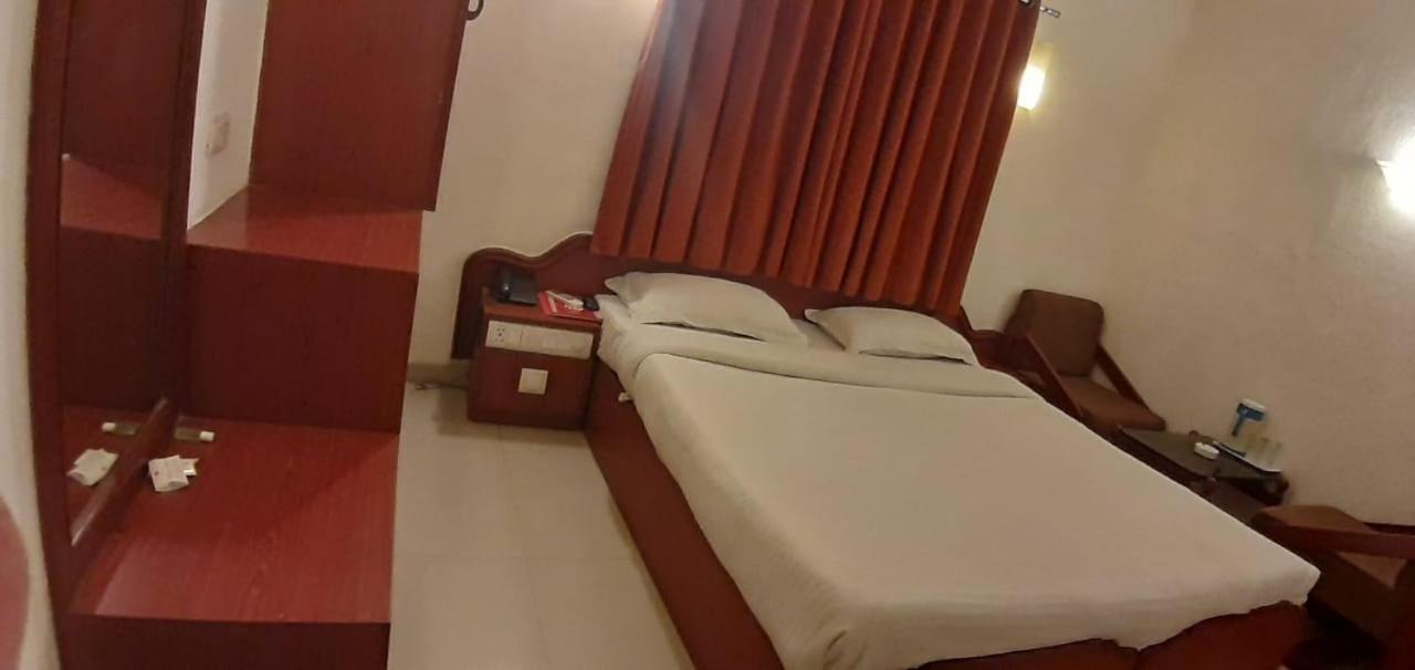 Golden Plaza Hotell Ahmedabad Eksteriør bilde