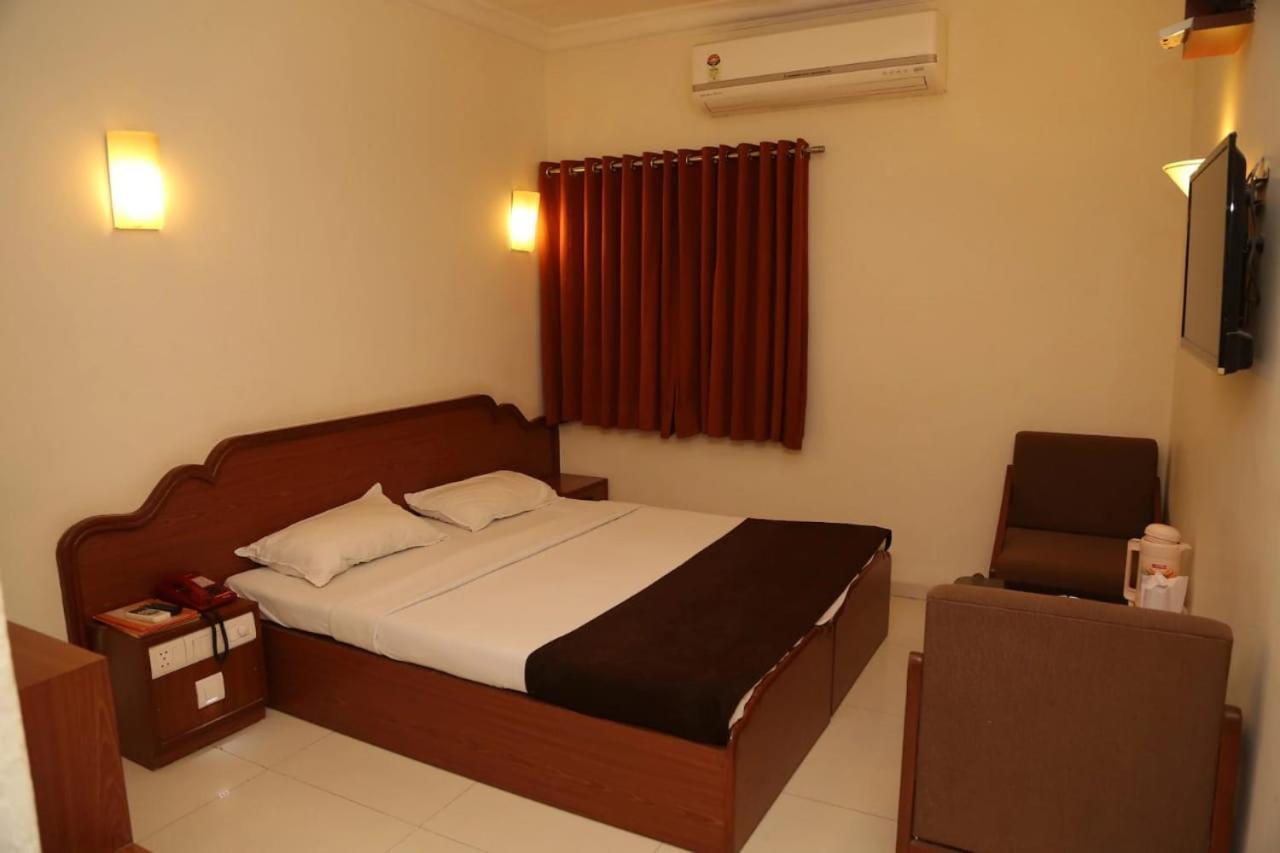 Golden Plaza Hotell Ahmedabad Eksteriør bilde